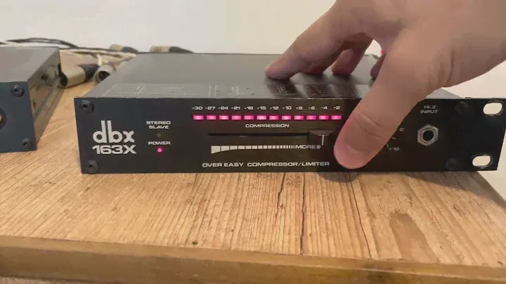 Compressor/limiter dbx 163x (Right) demo